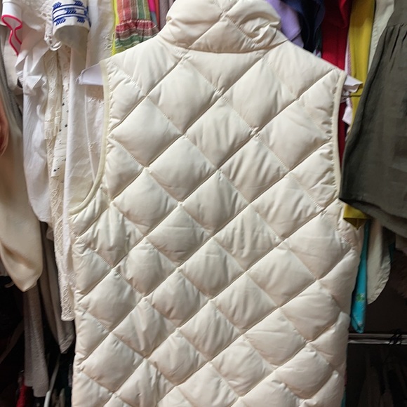 Gorgeous cream j crew puffer vest - Picture 3 of 3